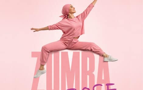 Une femme danse au rythme de la zumba.