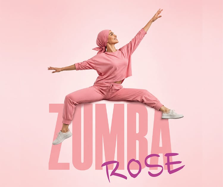 Une femme danse au rythme de la zumba.